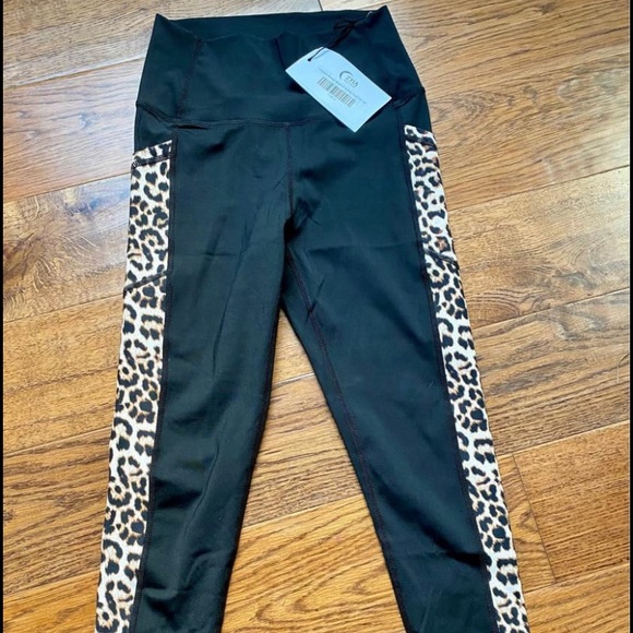 ZYIA Leopard pocket high rise Brilliant Capris - Picture 3 of 3